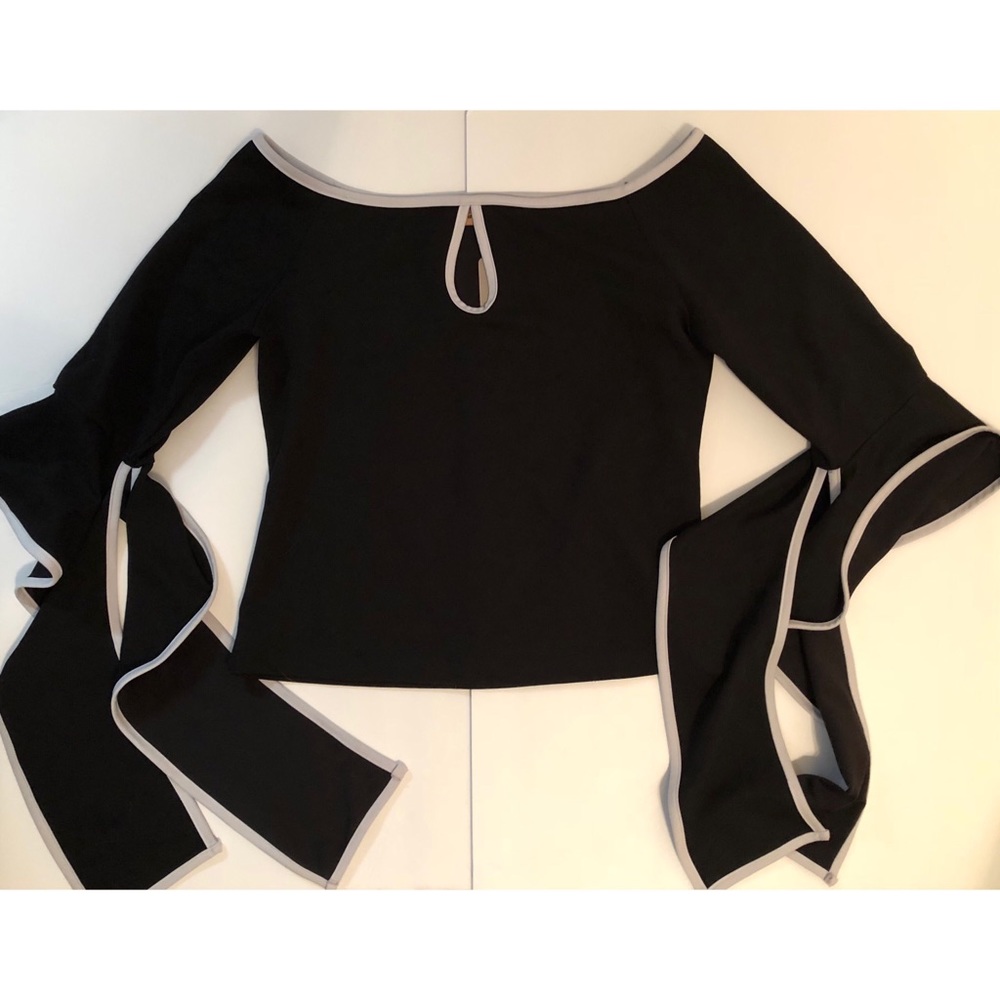 Long sleeve, off-the-shoulder top!